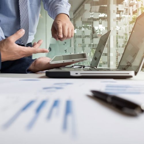 asesor-comercial-analizando-cifras-financieras-que-denotan-progreso-trabajo-empresa-min