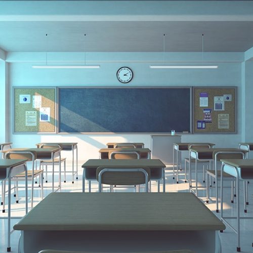 aula-escuela-sillas-escritorios-pizarra-min