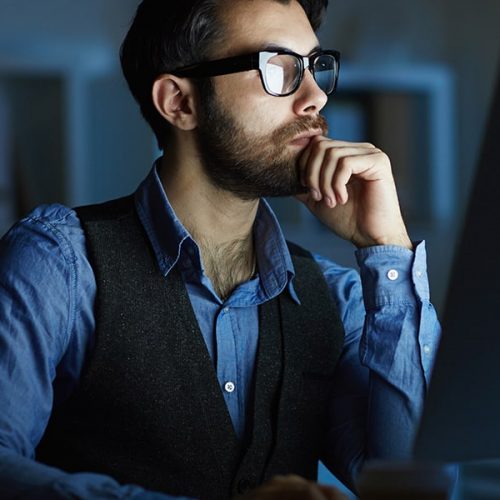 hombre-trabajando-noche-min